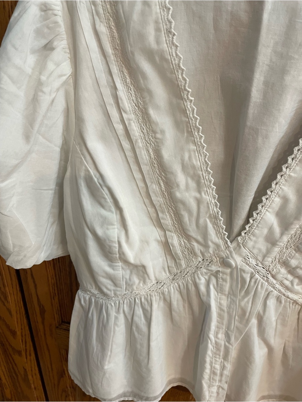 Abercrombie & Fitch White V-Neck Peplum Top with Puff Sleeves - Picture 3 of 6
